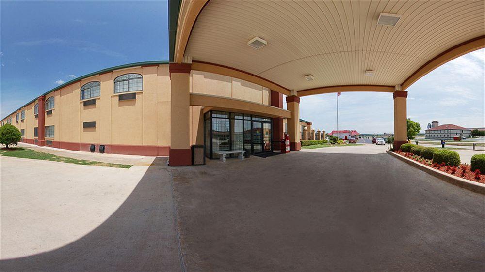 Quality Inn & Suites Oklahoma City North Edmond Exterior photo