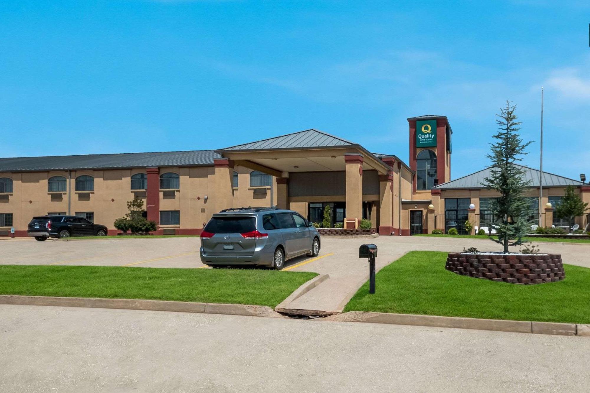 Quality Inn & Suites Oklahoma City North Edmond Exterior photo